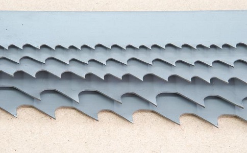 东城带锯床上的钢丝刷，对于带锯条的重要性